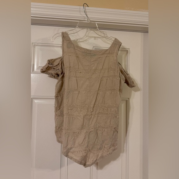 Pretty beige cold shoulder top. Medium - Picture 3 of 8